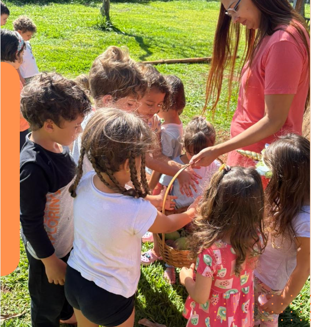 Crianças da Escola Florescer em uma atividade ao ar livre