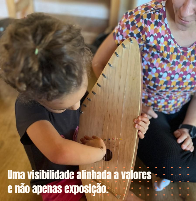 Criança em atividade musical na Escola Florescer