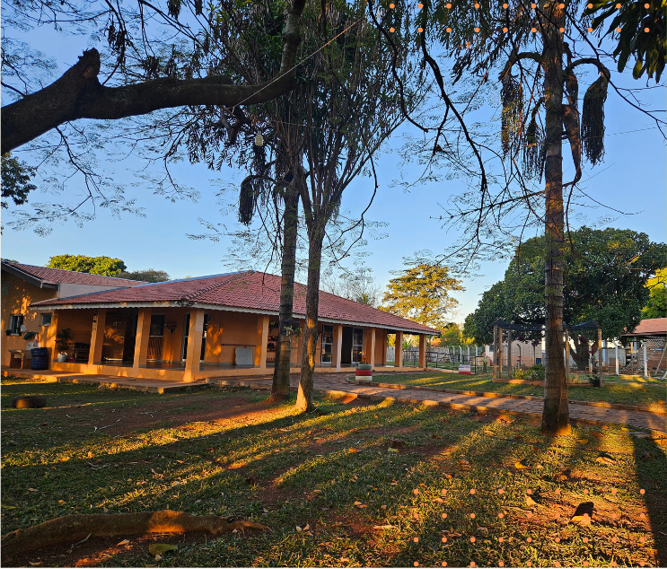 Vista da Escola Florescer, com seus espaços cercados de natureza